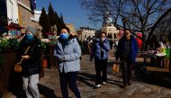 People walk past restaurants in a shopping area in Beijing, China February 3, 2023. REUTERS/Tingshu Wang