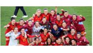 Spain players celebrate their victory after the end of the Australia and New Zealand 2023 Women's World Cup quarter-final football match between Spain and the Netherlands at Wellington Stadium on August 11, 2023. (Photo by Grant Down / AFP)