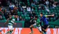 Atalanta's Dutch midfielder #15 Marten de Roon (R) vies for the ball with Sporting's Portuguese forward #17 Francisco Trincao (C) next to Sporting's English forward #10 Marcus Edwards during the UEFA Europa League last 16 first leg football match between Sporting CP and Atalanta at the Jose Alvalade stadium in Lisbon on March 6, 2024. (Photo by PATRICIA DE MELO MOREIRA / AFP)
