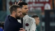 Roma's Italian coach Daniele De Rossi (L) acknowledges Bologna's Italian coach Thiago Motta at the end of the Italian Serie A football match Roma vs Bologna at the Olympic stadium in Rome on April 22, 2024. (Photo by Filippo MONTEFORTE / AFP)

