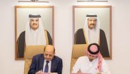 Minister of Foreign Affairs of Yemen H E Shaya Mohsin Zindani and QFFD Acting Director General Sultan bin Ahmed Al Aseeri signing the agreement.

