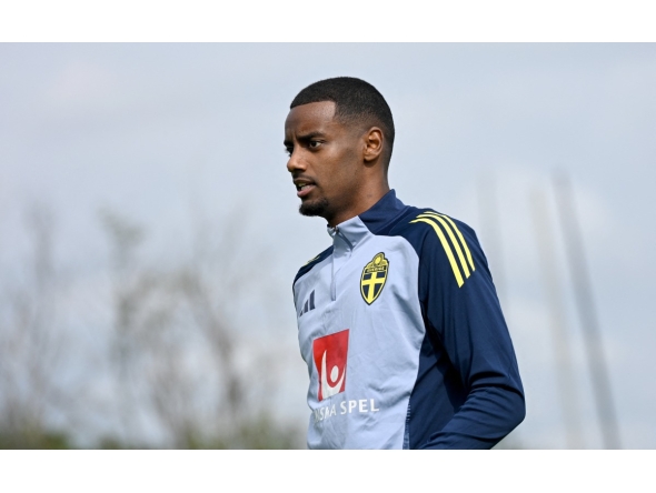 Swedish football player Alexander Isak (L) arrives for a training session with Sweden's national team in Bosön in Lidingö on the outskirts of Stockholm, Sweden, on September 2, 2025. Photo by Jonathan Nackstrand / AFP