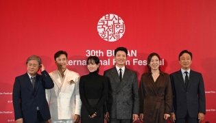 (L-R) South Korean director Park Chan-wook, actors Lee Byung-hun, Son Ye-jin, Park Hee-soon, Lee Sung-min and Yeom Hye-ran pose for a photo after a press conference for the opening film 'No Other Choice' of the 30th Busan International Film Festival (BIFF) at the Busan Cinema Center in Busan on September 17, 2025. (Photo by Jung Yeon-je / AFP)