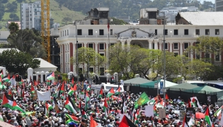 Protesters gather at the South African Parliament during civil society and faith-based organizations’ mass rally for Gaza, in Cape Town on September 27, 2025. (Photo by RODGER BOSCH / AFP)