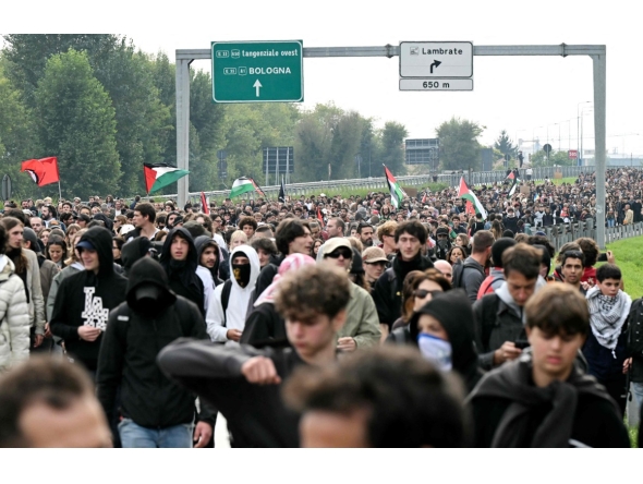 Pro-Palestinian demonstrators march during the protest on the Milan's highway against the interception of the Global Sumud Flotilla, on October 3, 2025. (Photo by Stefano RELLANDINI / AFP)