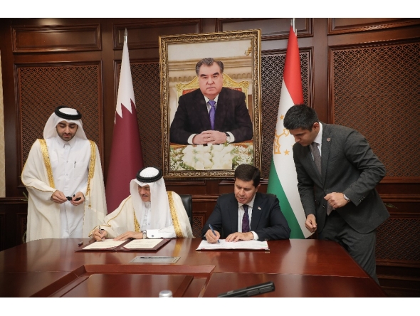 Minister of State for Foreign Trade Affairs, H E Dr. Ahmed bin Mohammed Al-Sayed, and Minister of Economic Development and Trade of the Republic of Tajikistan, H E Zavqi Zavqizoda, during the signing ceremony.