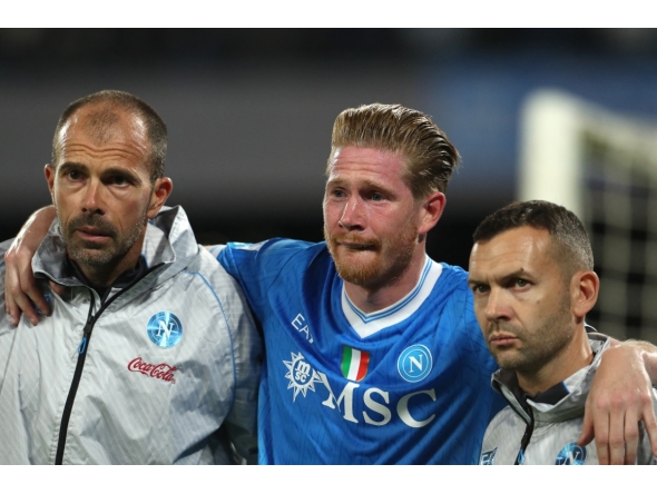 Napoli's Belgian midfielder #11 Kevin De Bruyne leaves the pitch after an injury on a penalty kick during the Italian Serie A football match between Napoli and Inter Milan at the Diego Armando Maradona stadium in Naples on October 25, 2025. (Photo by Carlo Hermann / AFP)