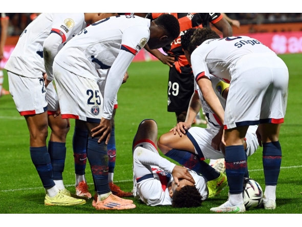  Paris Saint-Germain's French midfielder #14 Desire Doue (C) reacts in pain after suffering an injury during the French L1 football match between FC Lorient and Paris Saint-Germain (PSG) at the Stade du Moustoir in Lorient, western France, on October 29, 2025. (Photo by JEAN-FRANCOIS MONIER / AFP)