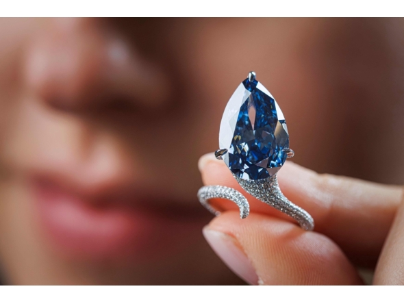 The 9.51-carat vivid blue diamond, known as “The Mellon Blue”, during its presentation at Christie’s auction house in Geneva. Photo by Valentin Flauraud / AFP