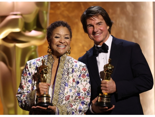 US actor producer Tom Cruise and US actress dancer Debbie Allen pose with their Honorary Academy Awards in Los Angeles on November 16, 2025. (Photo by Michael Tran / AFP)