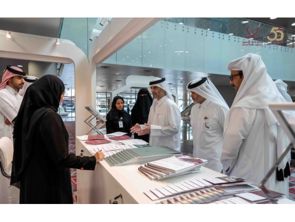 Assistant Undersecretary for Private Education Affairs, MoEHE, Omar Abdulaziz Al Naama interacting with an exhibitor. 