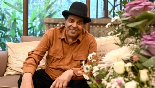 (Files) Bollywood actor Dharmendra poses for a photo on the occasion of his 88th birthday at his residence in Mumbai on December 8, 2023. (Photo by Sujit Jaiswal / AFP)