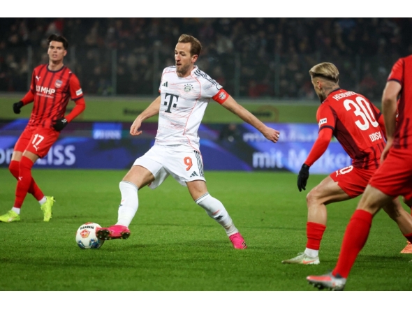 Bayern Munich's English forward #09 Harry Kane controls the ball during the German first division Bundesliga football match between FC Heidenheim and FC Bayern Munich in Heidenheim, southern Germany, on December 21, 2025. (Photo by Karl-Josef Hildenbrand / AFP) 
