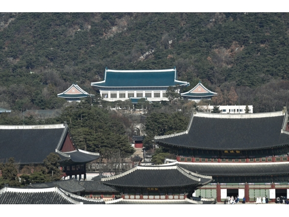 The Blue House (C), known as Cheong Wa Dae in Korean, is seen over Gyeongbokgung Palace in Seoul on December 22, 2025. Photo by JUNG YEON-JE / AFP