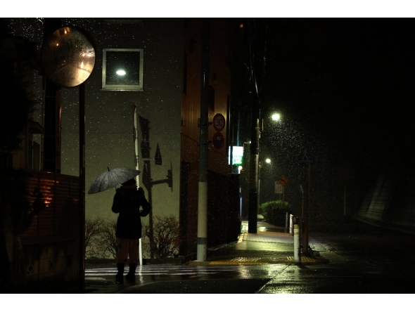 A woman walks on a street on the first snow day of 2026 in Tokyo, Japan, Jan. 2, 2026. (Xinhua/Jia Haocheng)
