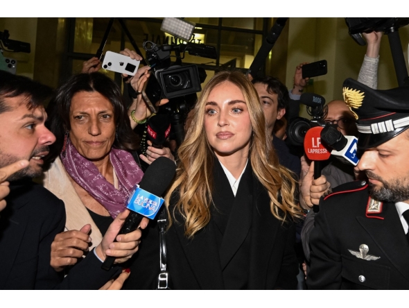 Italian influencer and businesswoman Chiara Ferragni (C), charged for aggravated fraud in a case linked to a Pandoro charity initiative, arrives in the Milan Courthouse in Milan, on January 14, 2026. (Photo by Piero CRUCIATTI / AFP)