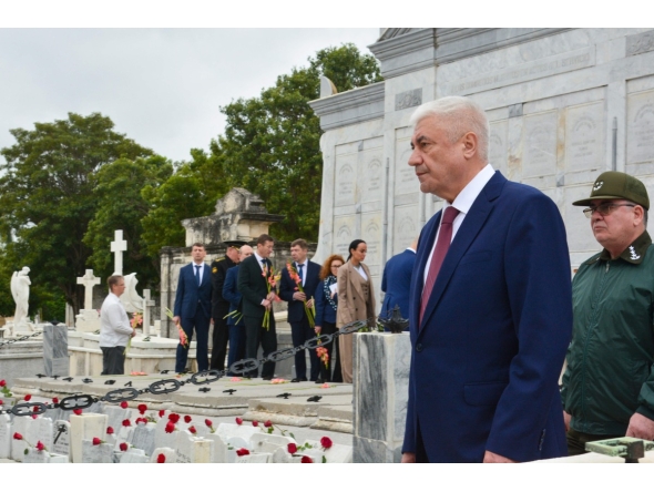 Russia's Interior Minister Vladimir Alexandrovich Kolokoltsev (R) paying tribute to Soviet internationalist soldiers by laying a floral offering at the mausoleum dedicated to these fighters as part of his visit agenda to Cuba, in Havana on January 20, 2026. (Photo by Omara GARCIA MEDEROS / ACN / AFP)
