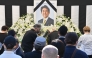 This photo taken on September 27, 2022 shows people offering their respects to former Japanese prime minister Shinzo Abe outside the Nippon Budokan in Tokyo, ahead of his state funeral later in the day. Photo by Yuichi YAMAZAKI / AFP