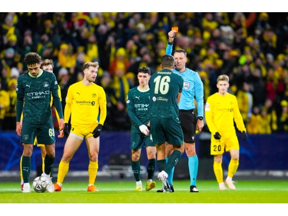 German referee Sven Jablonski shows a red card to Manchester City's Spanish midfielder #16 Rodri during the UEFA Champions League, league Phase - day 7 football match between Bodoe/Glimt and Manchester City in Bodoe, Norway on January 20, 2026. (Photo by Fredrik Varfjell / NTB / AFP) / Norway OUT