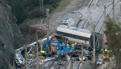 Emergency services and investigators work on the site of a high-speed trains collision that killed at least 42 people, in Adamuz, southern Spain, on January 20, 2026. Photo by JORGE GUERRERO / AFP
