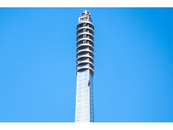 US rock climber Alex Honnold scales the Taipei 101 building without ropes or safety gear in Taipei on January 25, 2026. (Photos by I-Hwa Cheng / AFP)
