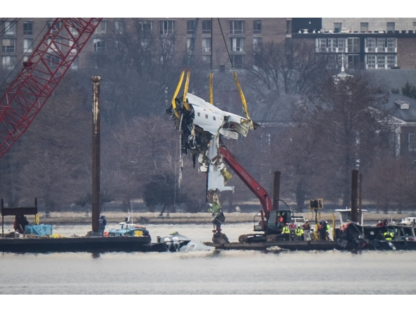 A crane removes airplane wreckage from the Potomac River on Feb. 3, 2025. Photo credit: Jabin Botsford/The Washington Post
