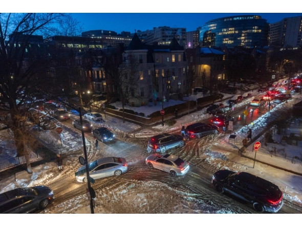 Cars remain in a near standstill as traffic gridlocks in the Dupont Circle neighborhood on January 29, 2026 in Washington, DC. (Photo by Tom Brenner/Getty Images/AFP)