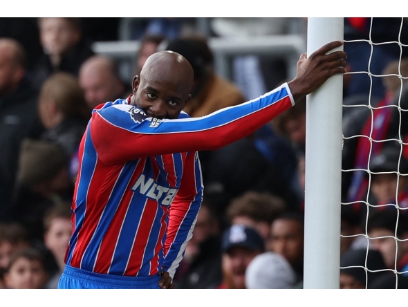 Crystal Palace's French striker #14 Jean-Philippe Mateta reacts after missing a chance during the English Premier League football match between Crystal Palace and Chelsea at Selhurst Park in south London on January 25, 2026. (Photo by Adrian Dennis / AFP)