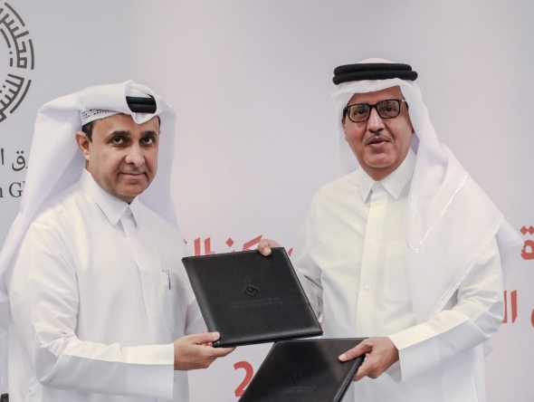 Director General of Qatar Press Center Sadiq Al-Amari and Executive Director of the Middle East Council on Global Affairs Khalid Al-Jaber exchanging documents after signing the agreement.