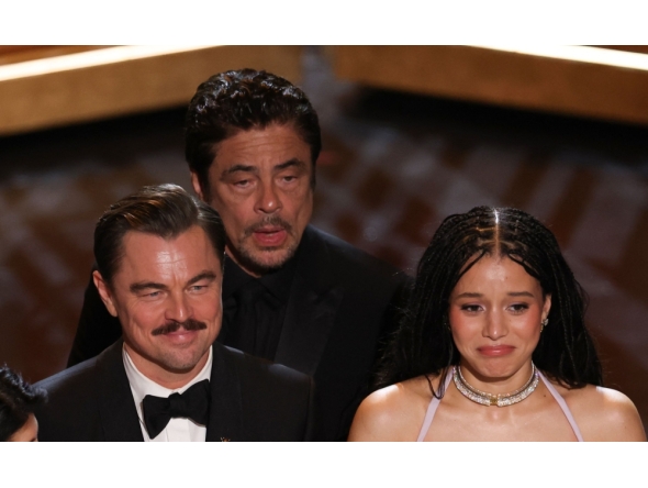 Puerto Rican actor Benicio Del Toro, US actress Chase Infiniti and US actor Leonardo DiCaprio onstage during the 98th Annual Academy Awards. (Photo by Patrick T. Fallon / AFP)