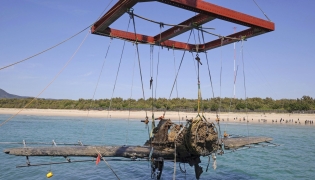 The wreckage of a Shidenkai fighter plane of the former Imperial Japanese Navy is lifted from the seabed off Akune, Kagoshima Prefecture, on Wednesday.