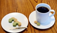 A set option at the shop that comes with coffee, Kasuga no mame and slices of suhama. 