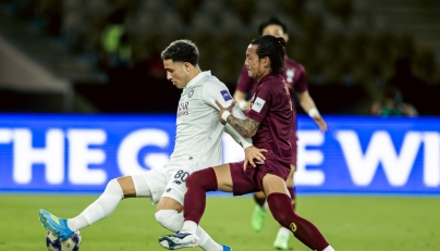 Al Sadd’s Agustín Soria (left) vies for the ball with a Vissel Kobe player during the quarter-final tie.