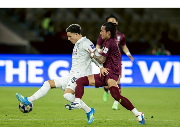 Al Sadd’s Agustín Soria (left) vies for the ball with a Vissel Kobe player during the quarter-final tie.