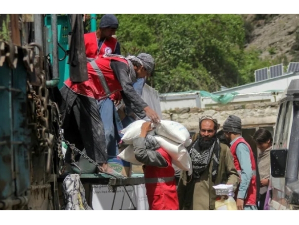 Dozens of residents of the border village of Kamdesh, high in the Afghan mountain, waited in line for relief (Aimal ZAHIR)
(Aimal ZAHIR/AFP)