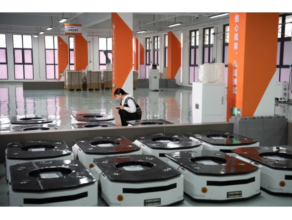 A technician checks the quality of mobile robots at Youibot Robotics Co., Ltd. in Hefei, east China's Anhui Province (Xinhua/Zhang Duan)