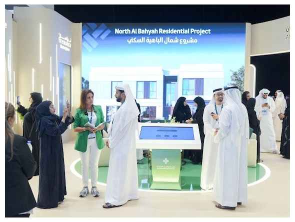 Officials and participants at Abu Dhabi Infrastructure Summit. 