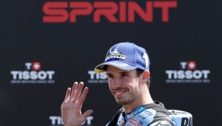 Team Gresini Racing MotoGP's Alex Marquez celebrates winning the Sprint Race at the Catalunya Moto GP Grand Prix at the Catalunya racetrack in Montmelo, near Barcelona, on May 16, 2026. (Photo by Lluis GENE / AFP)
