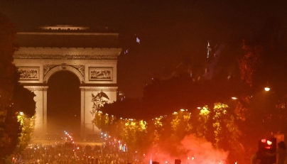 PSG supporters gather on the Champs-Elysees Avenue after the club won the UEFA Champions League final between Paris Saint-Germain (PSG) and Arsenal FC played in Budapest, in Paris on May 30, 2026. (Photo by ROMEO BOETZLE / AFP)