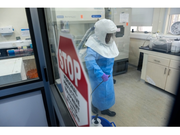 A researcher works inside the Viral Hemorrhagic Fever Laboratory at the Uganda Virus Research Institute in Entebbe, Uganda. (Xinhua/Nie Zuguo)
