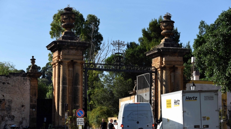 Vans wait to enter Villa Valguarnera, one of the venues hosting the three-day wedding celebrations of British singer Dua Lipa and British actor Callum Turner in Bagheria, near Palermo, Sicily, on June 4, 2026. Photo by ALESSANDRO FUCARINI / AFP