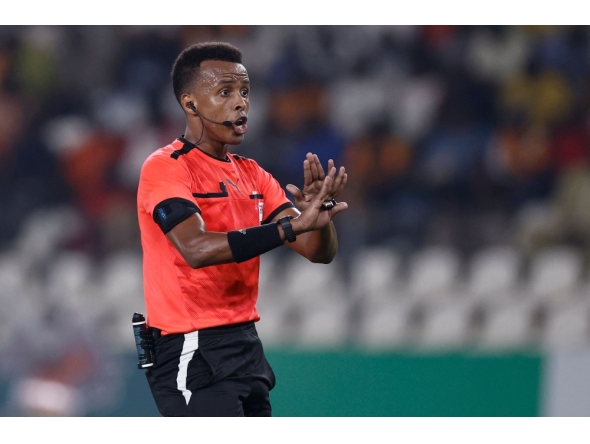 Somalian referee Omar Abdulkadir Artan gestures during the Africa Cup of Nations (CAN) 2024 group D football match between Mauritania and Algeria at Stade de la Paix in Bouake on January 23, 2024. (Photo by KENZO TRIBOUILLARD / AFP)