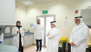 Minister of Environment and Climate Change H E Dr. Abdullah bin Abdulaziz bin Turki Al Subaie inspecting the Environmental Laboratory section during his visit.