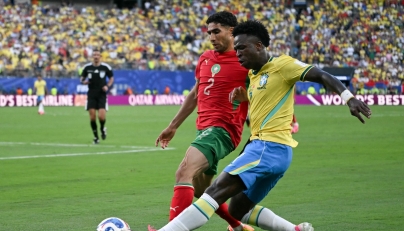 Morocco's defender #02 Achraf Hakimi adn Brazil's forward #07 Vinicius Junior fight for the ball during the 2026 World Cup Group C football match between Brazil and Morocco at the New York/New Jersey Stadium in East Rutherford on June 13, 2026. (Photo by Mauro PIMENTEL / AFP)
