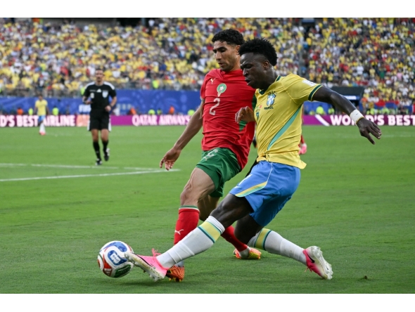 Morocco's defender #02 Achraf Hakimi adn Brazil's forward #07 Vinicius Junior fight for the ball during the 2026 World Cup Group C football match between Brazil and Morocco at the New York/New Jersey Stadium in East Rutherford on June 13, 2026. (Photo by Mauro PIMENTEL / AFP)