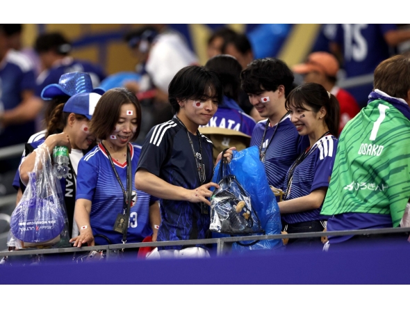 Japan fans clear trash in the stands during the FIFA World Cup 2026 Group F match between Netherlands and Japan at Dallas Stadium on June 14, 2026 in Arlington, Texas. Photo by Francois Nel / GETTY IMAGES NORTH AMERICA / Getty Images via AFP