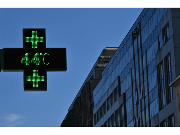 This photograph shows a pharmacy sign displaying the temperature of 44 degrees celsius in Brussels on June 23, 2026. (Photo by Nicolas Tucat / AFP)
