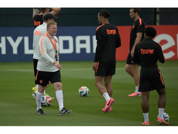 Netherlands' head coach Ronald Koeman (left) and Netherlands' defender Virgil van Dijk (centre) take part in a training session in Kansas City. PIC: AFP
