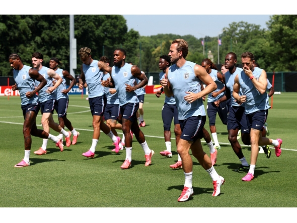 England's Harry Kane and teammates warm up during a training session. (AFP)
