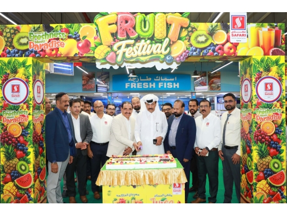 Safari Group Chairman Hamad Dhafer Al Ahbabi and Safari Group Deputy Chairman and Managing Director Zainul Abideen cutting a cake to mark the launch of Fruit Festival and Juice Junction.
